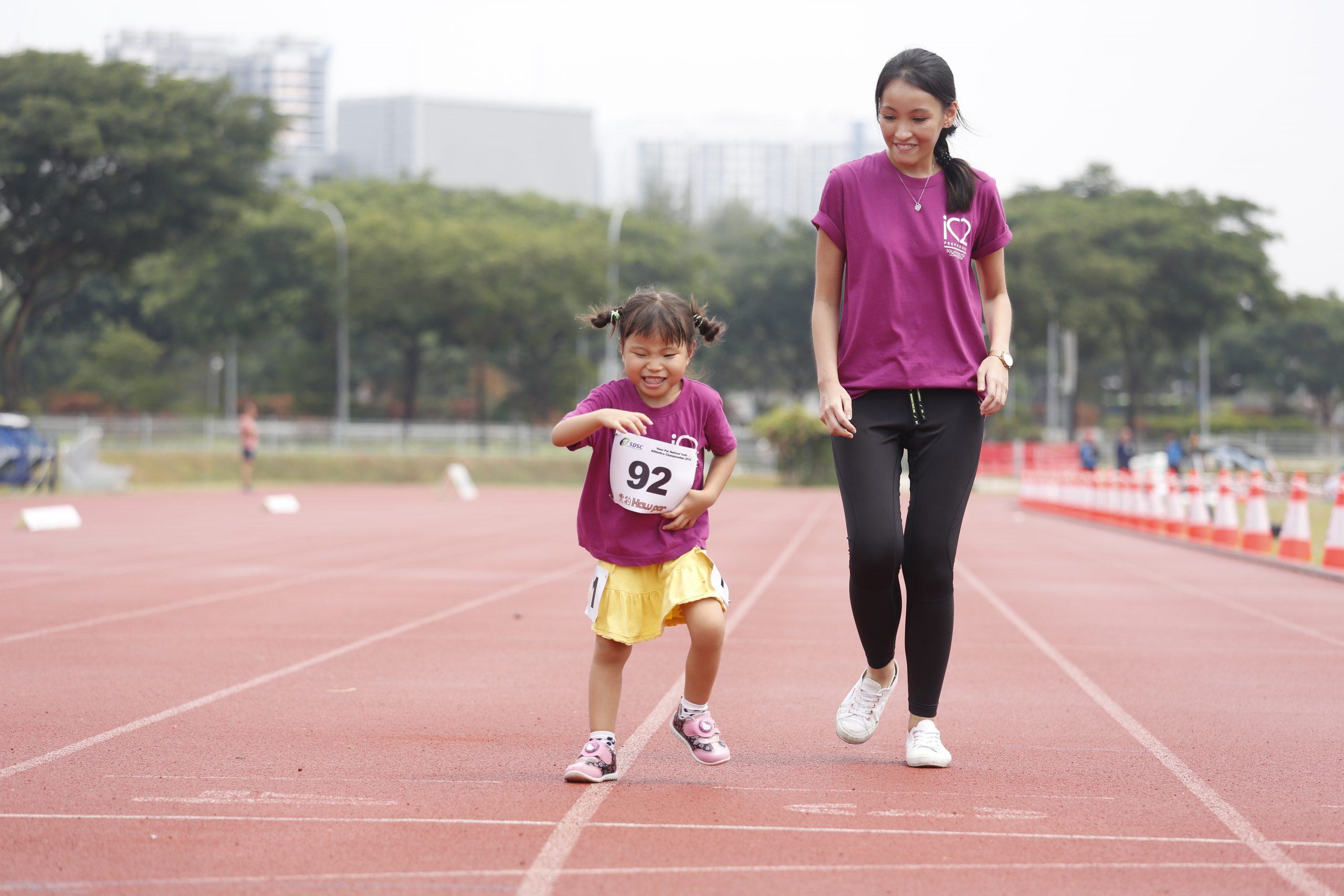 5-year-old Ruri Fuchu makes a solo dash to the finish line
