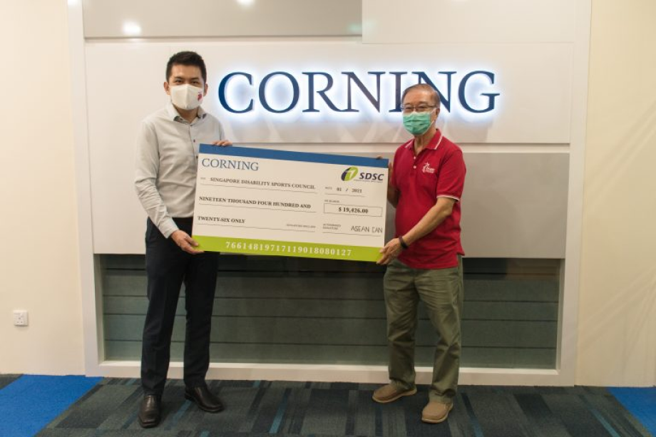 (From left to right) Mr Ho Cheong Tong, General Manager, Corning International ASEAN region, presents the cheque to Mr Ho Cheng Kwee, Honorary Secretary, SDSC.